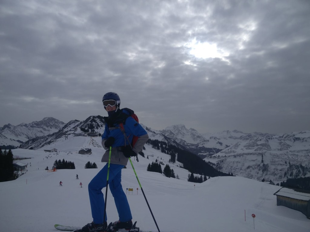 Lorenz beim Schifahren in den Bergen
